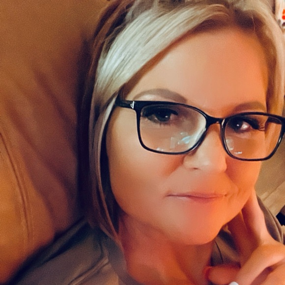 Meet your Posher, Brandy - Picture 1 of 3